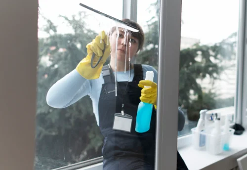 Nettoyage de vitres intérieures et extérieures à la Puye